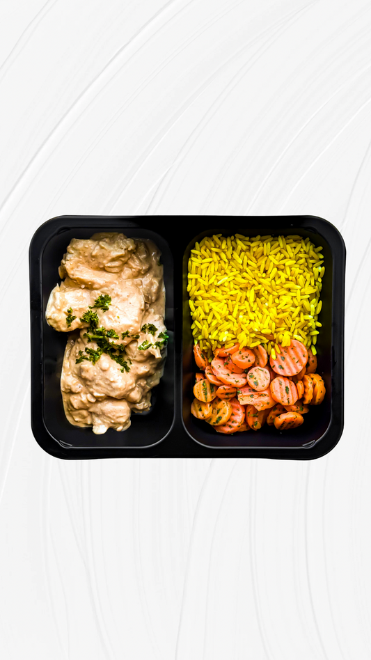 Le Plat du Mois - Poulet sauce Cacahuète, Carottes au Miel & Riz Jaune.